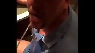 Tiozão bebendo mijo