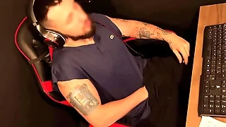 Punheta GOZANDO forte na cadeira gamer – filmado de cima no sigilo