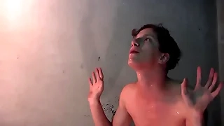 Novinho recebendo jato de mijo branco (piss)