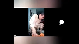 Lamiendo el suelo como una perrita y AMO usandome de una manera humillante