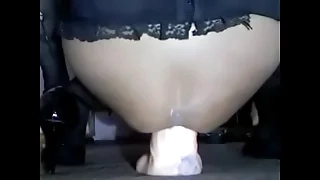 Dildo gigante en el culo de glacial muñeca come pepinos