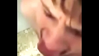 Gemendo com o mijo do parceiro (piss)